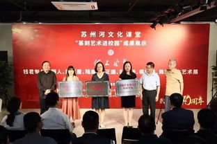 活動育人丨體驗篆刻技藝 感受藝術熏陶——記桃浦中學參觀普陀區文化館藝術展與文化交流活動